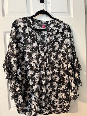 Vince Camuto Black and White Floral Ruffle Sleeve Blouse